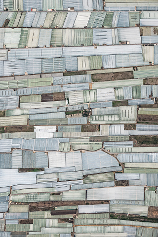 Illustration for article titled Amazing Aerial Photos of Greenhouses Blanketing the Spanish Landscape